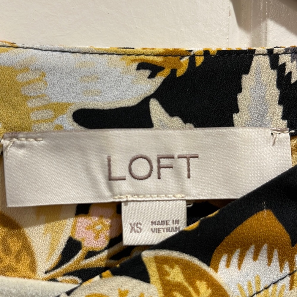 Loft Like New. XS Size. Floral pattern blouse. - Picture 3 of 5